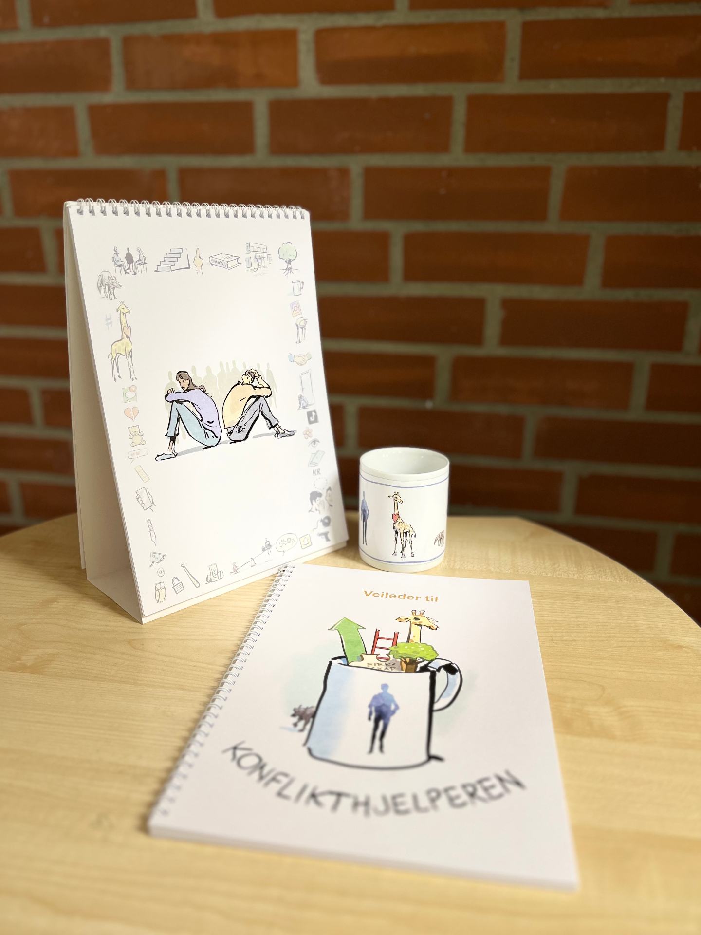 Konflikthjelperen med veileder og kopp